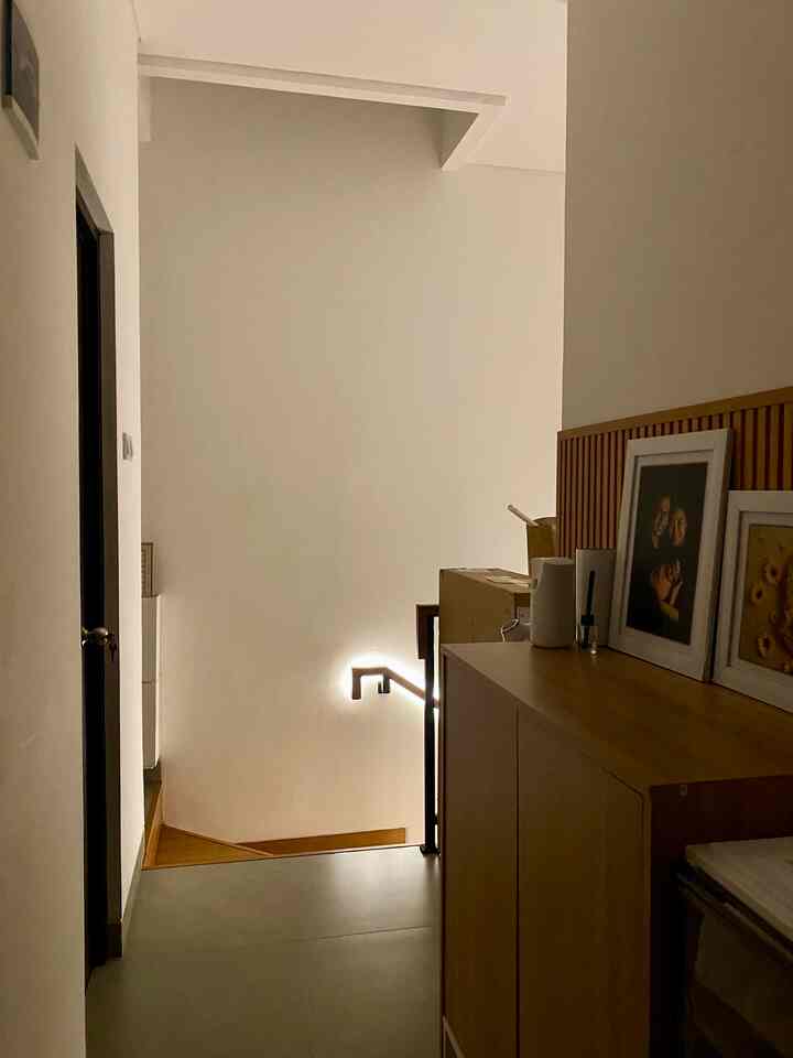 Sebagian besar di rumah kami menggunakan lampu dengan warna warm white. Pemilihan lampu ini agar menciptakan suasana rumah yg hangat & teduh. Untuk jenis lampu yg kami pakai pun beragam. Ada yg menggunakan strip light, track light, standing lamp, maupun downlight menyesuaikan dengan kondisi dari ruangan.

#HomeLighting
#InspirasiLampu
#LampuRumah
#NightSituation