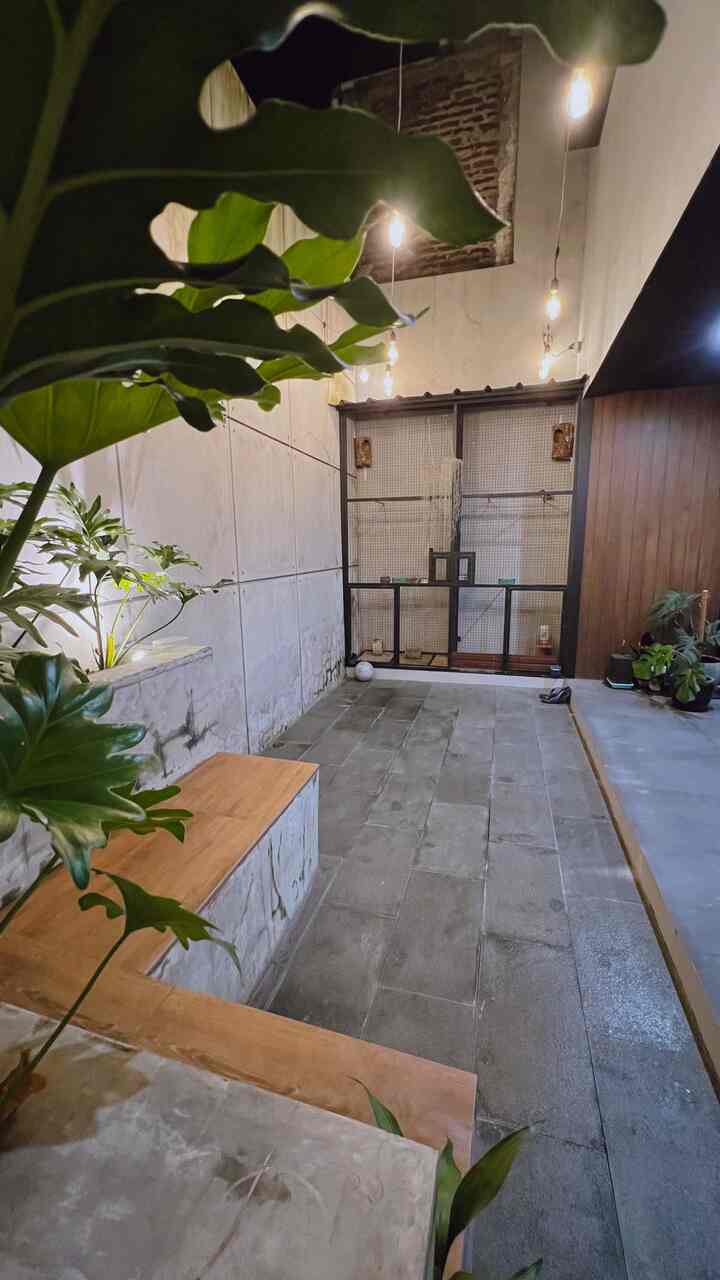 .Taman Belakang.

Hallo sahabat Ohouse!
Setuju engga kalau lighting adalah koentji paling penting yang bisa bikin spot estetik,,

Salah satu impian kami punya rooftop yg dibuat ala2 cafe yg banyak lampunya, tapi karna ga memungkinkan punya rooftop akhirnya dibikin versi taman belakang yg banyak lampunya biar berasa d cafe,,

#HomeLigthing
#InspirasiLampu
#LampuRumah
#SpotKece
#TamanBelakang
#TamanKering
#LampuCantik