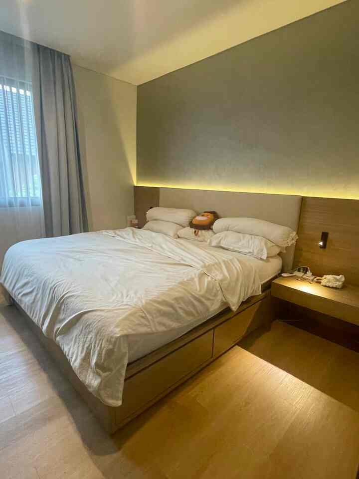 Favorit part dari kamar utamaku adalah cat texture yang digunakan di belakang kasur. Menurutku, kmi membuat contrast terhadap warna kayu yg hangat. Untuk decor aku keep minimal dengan warna sprei putih, lampu baca, dan dekorasi minimal sesuai dengan fungsi kamar tidur yg menenangkan.

#BedroomStyling #BedroomDedor #MakeoverKamarTidur