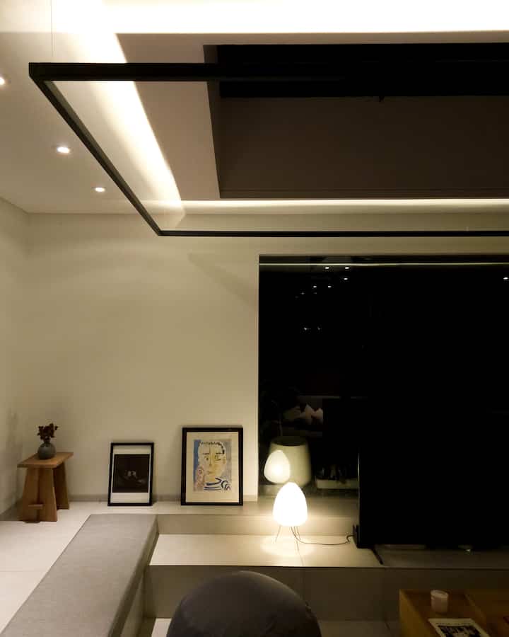 Untuk membuat living room terasa nyaman, kami menggunakan lampu downlight yang dipadu dengan lampu gantung dengan led strip yang diarahkan keatas sehingga ambiencenya terasa lebih homey 🛋️

#HomeLighting #InspirasiLampu #LampuRumah #IssetHouse #Minimalist #BSD #LivingRoom