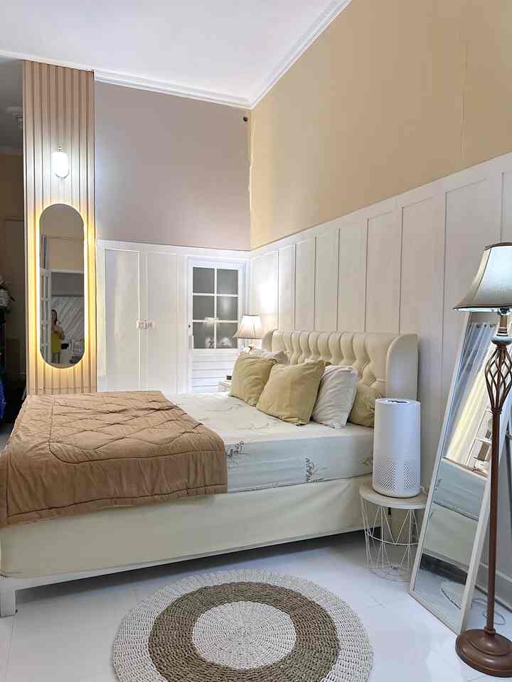 •Bedroom's Lighting•

Aku suka sekali bermain dengan pencahayaan, karna menurutku beda angle dan beda warna lampu akan menghasilkan ambience dan mood yang berbeda pula.

Untuk pencahayaan didalam kamar Aku lebih memilih warna warm agar menciptakan suasana relax menjelang tidur. Tapi sebenarnya pada tiap titik lampu Aku taruh lampu yang memiliki 3 opsi warna dalam 1 bola lampu : Cahaya Putih (Day Light), Cahaya Kuning (warm), dan Comfort. Yang tentu saja bisa diganti-ganti sesuai dengan kebutuhan, contohnya saat memilih Cahaya Putih walau didalam kamar Kami masih bisa membaca dengan jelas, dan saat memilih warna Comfort Kami bisa menonton TV ataupun scrooling HP dengan nyaman.

Kalau Kamu paling suka opsi warna yang mana dirumahmu?

#HomeLighting #InspirasiLampu #LampuRumah #BedroomLighting #InspirasiPencahayaanKamar #NightVibes