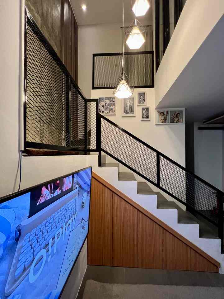 Lighting di #bruwnhouse menggunakan lampu besi industrial sesuai konsep rumah  dan kami memilih warna warm white agar saat malam hari tercipta suasana yang hangat dan tenang yang menurut kami pas digunakan untuk beristirahat dirumah. Pemilihan warna lampu tentu sangat mempengaruhi mood juga loh! Kalo rumah tetangga pakai warna lampu apa nih? 🛋️ 

#HomeLighting
#InspirasiLampu
#LampuRumah
#RumahIndustrial
#RumahIdaman
#RumahMungil
#IdeRumahMungil