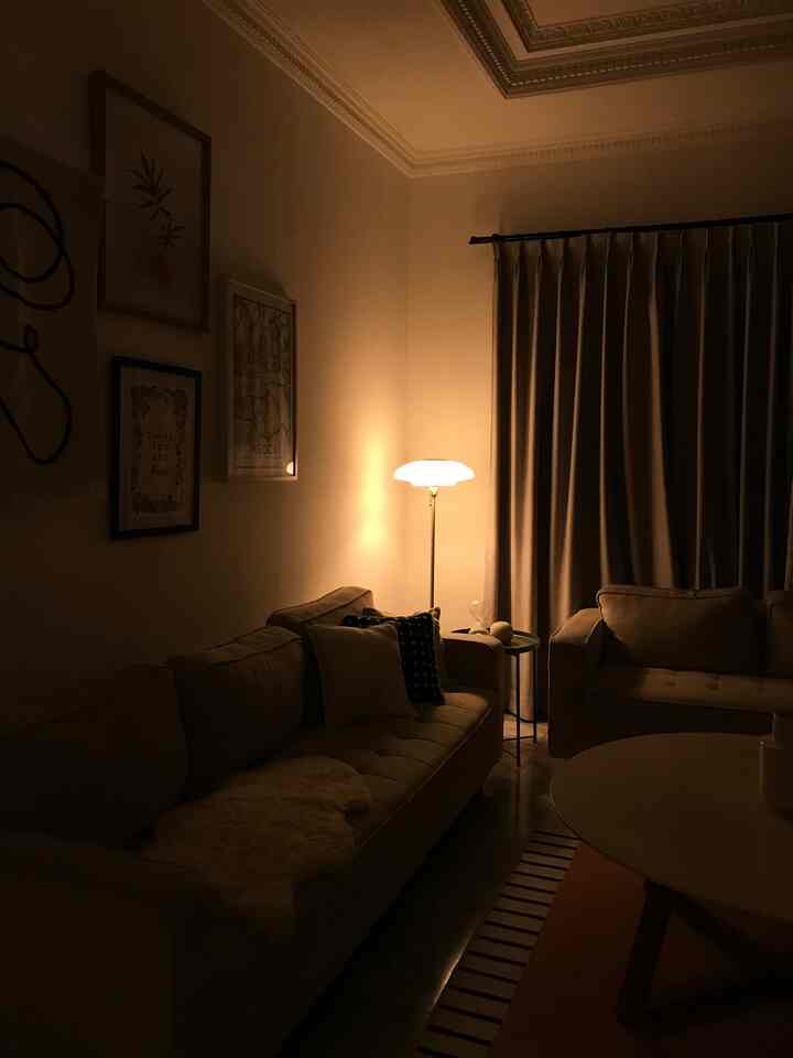 Pantangan banget kayanya di rumah buat nyalain lampu utama di malam hari kalo emang ga dibutuhin banget. Lebih baik pakai banyak mood lights karena bikin suasana jadi lebih nyaman dan homey.

#HomeLighting #InspirasiLampu #LampuRumah #nightvibe #midcenturymodern #moodlighting #ikeahome