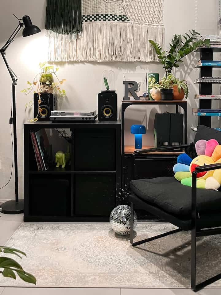 Di area ini memang sengaja didesain tanpa lampu besar, sumber penerangan utama di plafon menggunakan lampu downlight. Untuk menambahkan kesan estetik dan cahaya tambahan, saya menempatkan lampu standing model arsitek dan lampu portable di lemari. #homelighting #inspirasilampu #lampurumah #homedecor #livealone #rumahmungil #hobbyroom #rumahcluster #rumahdeveloper