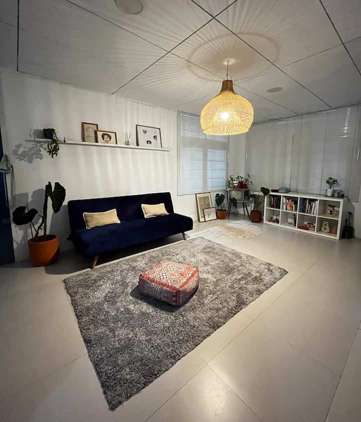 Lighting di living room ini ada 2 model. Cool white dan warm white. Jadi bisa disesuaikan dengan kebutuhan. Misal suasana baru masuk jam 18.00 kita nyalain lampu cool white. Kalo udah jam 20.00 keatas, kita ganti dengan lampu warm white. Agar suasana lebih nyaman dan rileks. Tandanya juga kita udah harus istirahat..

#HomeLighting #InspirasiLampu #LampuRumah #lighting #warmwhite #coolwhite #roomlighting