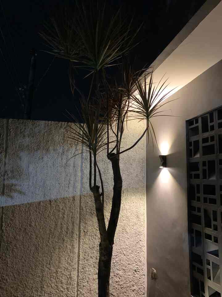 Desain lighting di nasrliving dengan suasana warm. Dengan temaram lampu pada spot-spot tertentu akan menambah suasana romantis. 
#HomeLighting
#inspirasiLampu
#LampuRumah
#nasrliving
#inspirasirumah