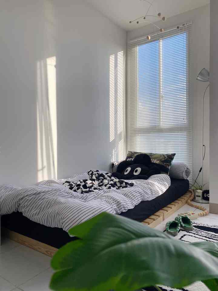 Konsep minimalist yang dipadukan dengan sentuhan aksen kayu dan hijau membuat kesan ruangan tetap simple, clean, dan cozy. 

🌱

#BedroomStyling
#BedroomDecor
#MakeOverKamarTidur
#BedroomInspiration