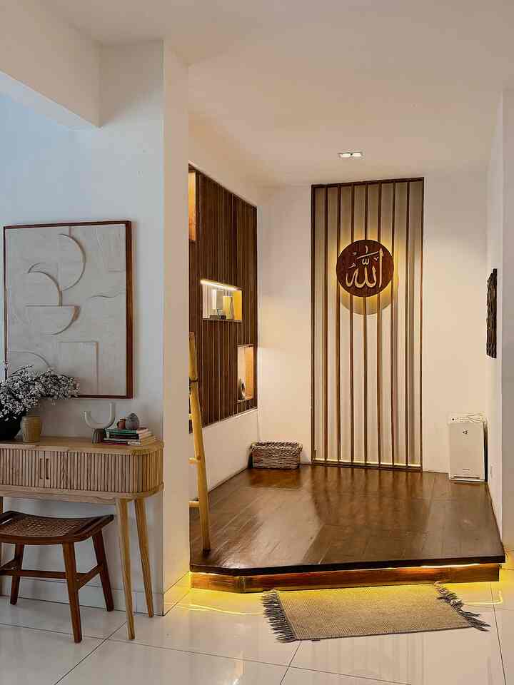 Musholla di lantai 1 ini, banyak menggunakan lampu led strip berwarna warm white. Dan lampu spot light di bagian atas. 

Kita pilih warm white biar terangnya pas tidak terlalu silau, jadi biar sholat nya makin nyaman

#HomeLighting
#InspirasiLampu
#LampuRumah
#lampuwarmwhite
#musholla
#lampurumah 