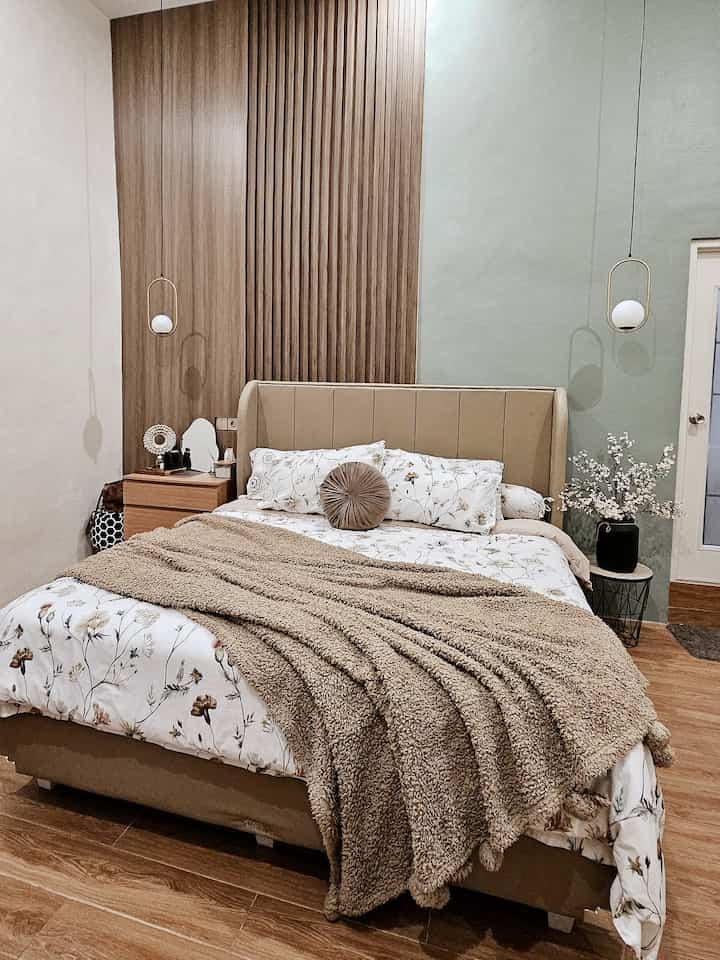 Styling untuk  kamar tidur buat kami sebenarnya adalah mengutamakan kenyamanan. Karena di tempat ini kita ingin membuat relax tubuh kita setelah seharian bekerja. Bed sheet bersih, wangi dan dilengkapi dg blanket yg lembut jadi andalan. Tidak lupa penempatan lighting yg tepat juga perlu untuk meningkatkan ambience kamar yg nyaman. Bisa juga ditambahkan pengharum ruangan. Dan selebihnya hanya soal estetika yg bersifat tambahan saja. #BedroomStyling #BedroomDecor #MakeOverKamarTidur #homedesign #Bedroomdesign