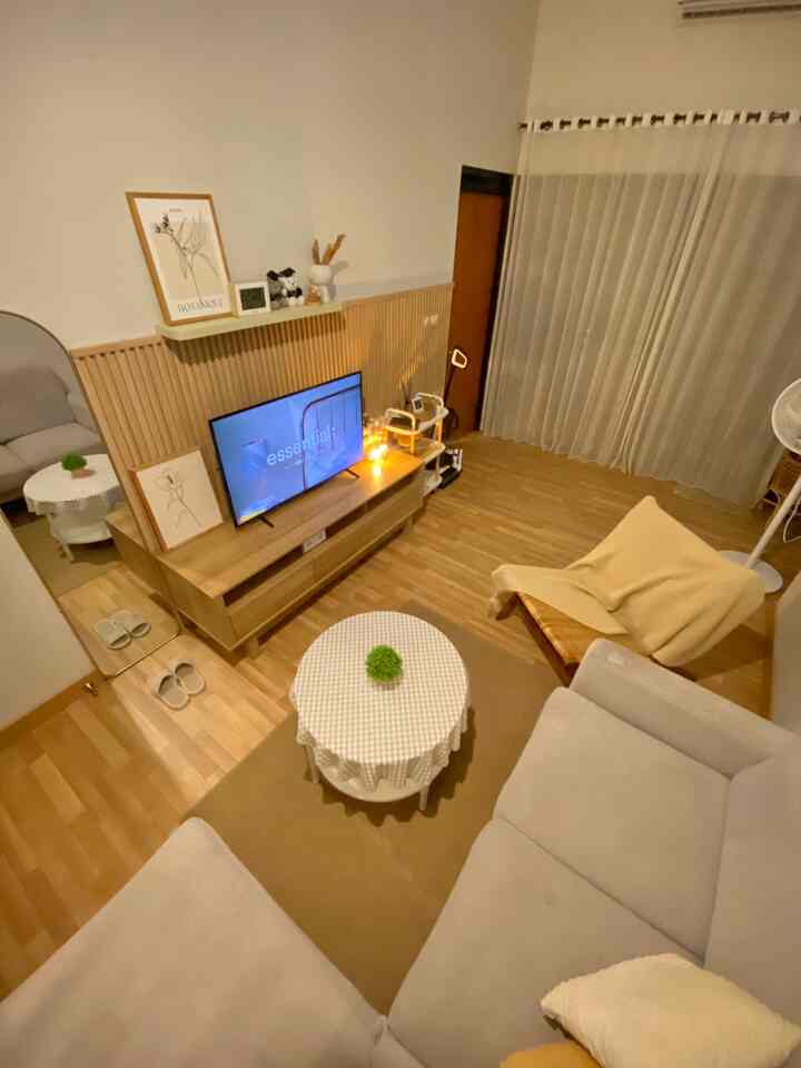 setuju ngga? kalo lighting di rumah itu penting bgt!!
jadi di rumah ini aku memakai 2 jenis lampu, cooldaylight (6500K) dan Warm white (3000K)
saat malam hari aku lebih sering memakai lampu yg warm white, karena ak ingin menciptakan suasana ruangan yang nyaman dan hangat ☺️

tips dari ku dalam suatu ruangan terutama livingroom & bedroom penting bgt memakai lampu dg 2 jenis cahaya (white & warm white) karena kita dapat menggunakan cahaya itu sesuai dg kebutuhan kita..
saat ingin membaca kita bisa menggunakan lampu white, dan saat bersantai / beristirahat kita bisa menggantinya dg lampu warm white 🤎

so.. jgn lupa tentukan lighting di rumah mu dari awal proses pembangunan rumah yah teman2 ☺️

#HomeLighting #InspirasiLampu #LightingDesign
#homeinspo #homeliving #homedecor #LampuRumah