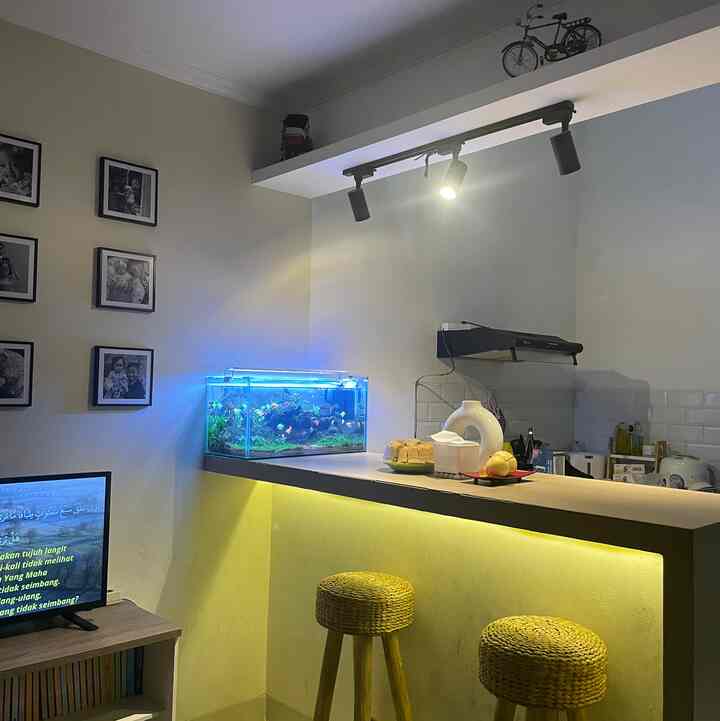 Dapur salah satu banyak menggunakan lampu.

Biasanya malem lampu wharm kita nyalakan ahar terkesan hangat dan homey. Lampu ini di area dapur saja. Apalagi ditambah akuarium dengan suara gemercik air.

Susana yang didapat diarea ini nyaman, dengan beberapa dekorasi seperti figura, vas dan makanan diarea meja.


 #HomeLighting
#InspirasiLampu
#LampuRumah
#lampudinding 
#rumahdalamgangskm
#lightingkitchen