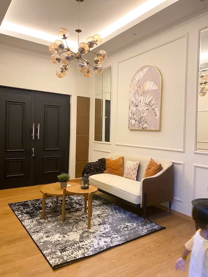 Welcome to our living room..

Di area ini ada beberapa pencahayaan yang aku tunjukkan perbedaannya di ketiga foto :

1. Foto pertama lighting aku menggunakan LED strip yang ditempel ke plafon. Lampu ini adalah lampu yang paling sering aku gunakan untuk area ini karena cahayanya lebih cantik dan tidak menusuk mata.

2. Foto kedua menggunakan lampu hias, karena besar jadi ketika dinyalakan cahayanya membuat ruangan sangat terang.

3. Foto ketiga menggunakan lampu Downlight, cahaya dari lampu ini tidak terlalu terang tapi fokus. Lampu ini pas untuk menyorot hiasan dinding yang ada di bawahnya.

4. Foto keempat (foto tambahan nih) di dining area, menggunakan cahaya matahari yang masuk ke dalam rumah pada siang hari. 

#lighting 
#lampugelembung #lampuledstip #lampudownlight #lightingruangan #ruangtamu #inspirasilighting #HomeLighting
#InspirasiLampu #LampuRumah