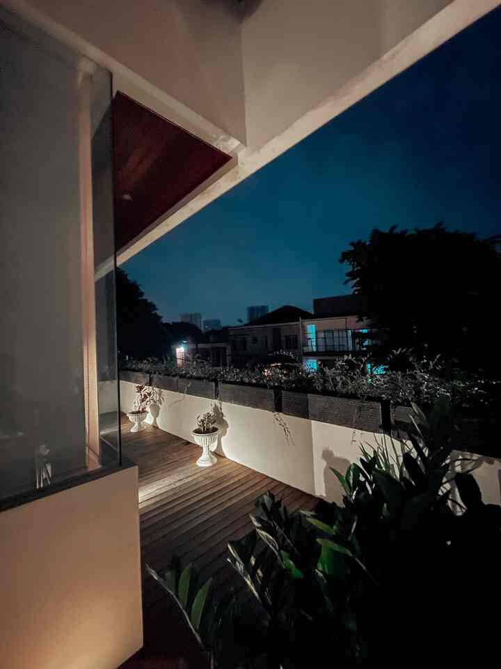 ✨Good night✨

Mood yang pengen aku ciptakan di rumah ini itu, seperti saat kamu lg berlibur di resort dan balik ke kamar hotel . Melewati lampu2 dan tanaman membuat suasana menjadi berbeda . 

Lighting sangat berperan penting. Jangan buat terlalu terang atau terlalu gelap.￼

#homelighting #InspirasiLampu #LampuRumah #tropicalmodern #openspace 