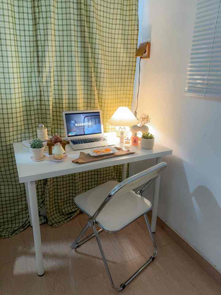 夜のワークデスクの雰囲気 🫶🏻
雰囲気をより快適にするためにテーブルに暖色系のランプを置くのが好きです

#家の照明 #inspirasilampu #lampurumah #nightvibes #workdesk #desksetup #mejakerja #lamputidur #suasanamalam #minimalist #deskinspo #roomdecor #roominspo