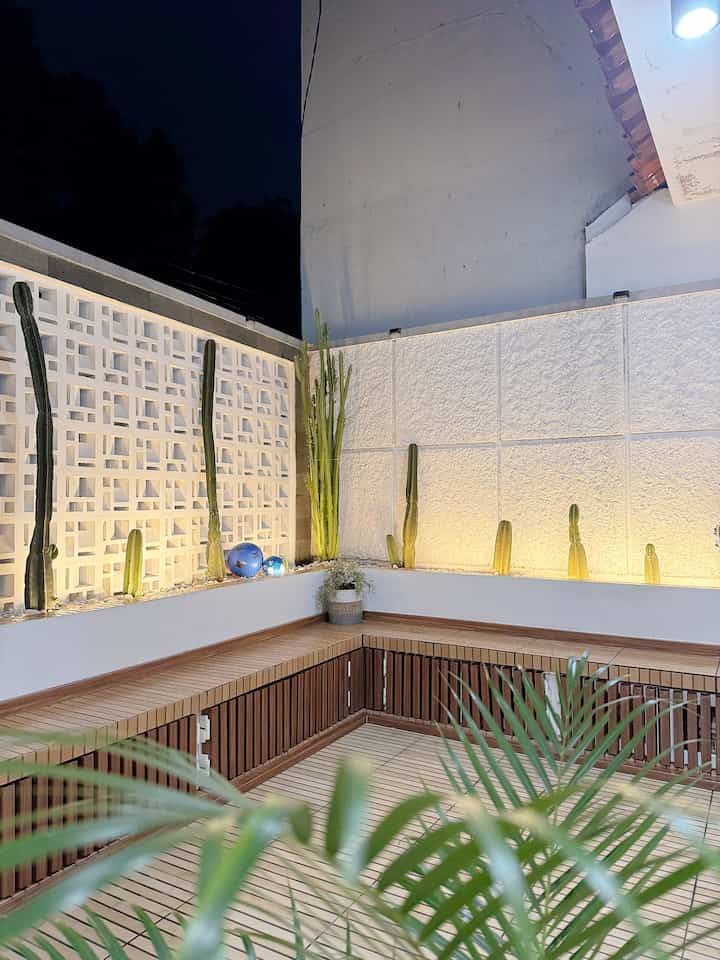 Suasana teras setelah diguyur hujan malam ini. Teras ini berukuran 3,5 meter x 2,8 meter menggunakan bangku dari beton cor berbentuk L. Bagian bawah bangku ini kami beri tambahan storage yang kami buat menggunakan PVC CLICK ON yang bisa dijadikan tempat penyimpanan perlengkapan cuci mobil, peralatan tukang bahkan untuk menyimpan barang barang yg sudah tidak terpakai.

Teras ini berfungsi sebagai tempat menerima tamu sekaligus tempat kongkow saat sore atau malam hari. Sengaja tidak kami pasang kanopi karena kami ingin tetap bisa menikmati langit malam tanpa terhalang atap kanopi.

Kami beri penerangan lampu LED disepanjang tanaman kaktus agar memberi kesan hangat dan nyaman saat malam hari. 

#homelighting #inspirasilampu #lampurumah #lamputeras #teraskaktus #inspirasiteras #terasrumah