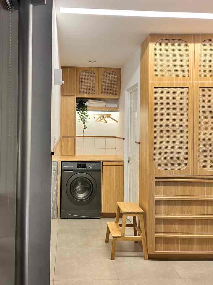 The following is the atmosphere at night in the service area of this house.
In the service area we use warm white lights, the types of lights only consist of indirect lights and spotlight lights, at night we choose not to use downlights to avoid glare and create a more comfortable ambience in the house even though this area is a service area.

#HomeLighting #InspirasiLampu #LampuRumah #lightinginspo #rumahminimalis #rumahcluster