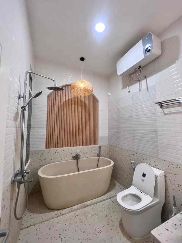 Saat renovasi rumah, tentu salah satu aspek yang paling penting adalah lighting. Termasuk lighting kamar mandi pun, kami pikirkan dengan matang. Dalam kamar mandi ini, kami menggunakan lampu utama dengan warna warm white, agar drmatis dan menambah estetika kami tambahkan lampu gantung rotan ukuran besar diameter 50 cm agar menarik perhatian karena letaknya tepat diatas bathtub kami gunakan bohlam berwarna kuning. Dan pada cermin wastafel kami gunakan lampu led stripe warna warm white. Bisa dilihat di foto perbedaan ambiance saat lampu utama dinyalakan atau hanya menggunakan lampu gantung dan lampu wastafel. Untuk saklar lampu gantung dan wastafel kami buat paralel. 

#homelighting
#inspirasilampu
#lampurumah
#lampugantung 
#desainkamarmandi
#inspirasikamarmandi
#lampukamarmandi
#depok
#japandi
#bathtub