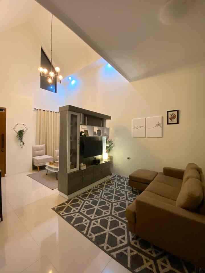 Night mode at scandivis.house!💡🛋️
aku suka mengkombinasikan lampu warm dan cool dalam suatu ruangan, agar tidak terkesan terlalu gelap ataupun terlalu terang. Selain itu juga bisa menciptakan ambience yg relax tapi tidak bikin ngantuk! Tentu lebih fotogenic juga dibanding aku hanya menyalakan lampu warm atau cool saja. Mungkin karna lampu warm yg kupunya terlalu terkesan "kuning" jadi butuh penetral agar terlihat lebih enak dipandang.

#HomeLighting #InspirasiLampu #LampuRumah #LightingInspiration #InspirasiDekorasiRuangTamu #ScandinavianHouse #Rumahmungil