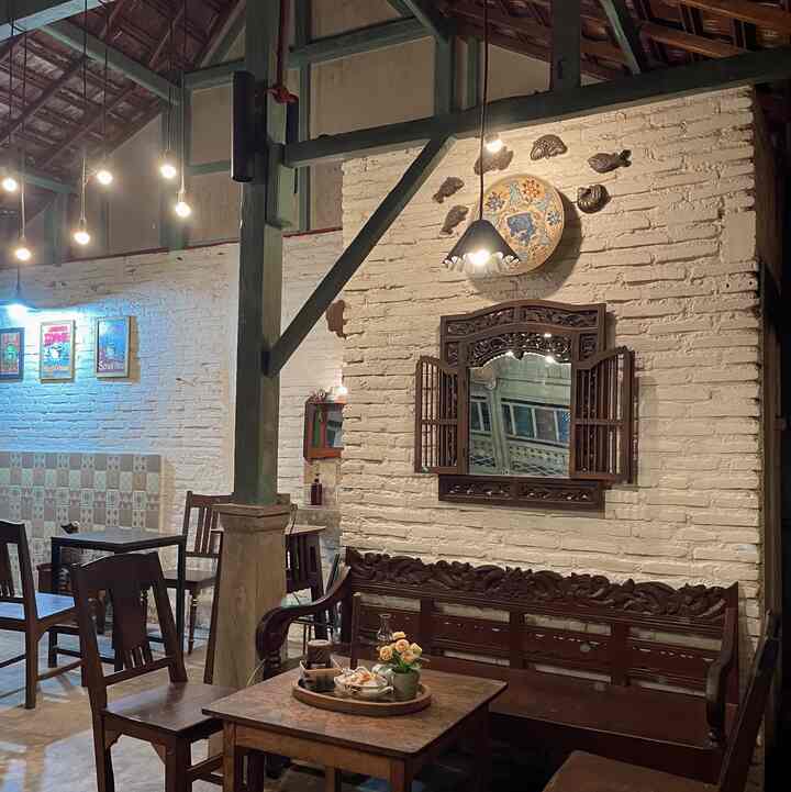 Sebagian besar desain rumah bertema etnik, kap dari cetakan kue, ceret air, dan keran lawas menambahkan unsur etnik banget 😂 kebanyakan lighting di rumah ini menggunakan lampu sorot untuk menonjolkan pernak pernik pajangan. Dan menggunakan lighting warm white agar suasana menjadi hangat.
#Homelighting
#InspirasiLampu
#LampuRumah
#etnik 