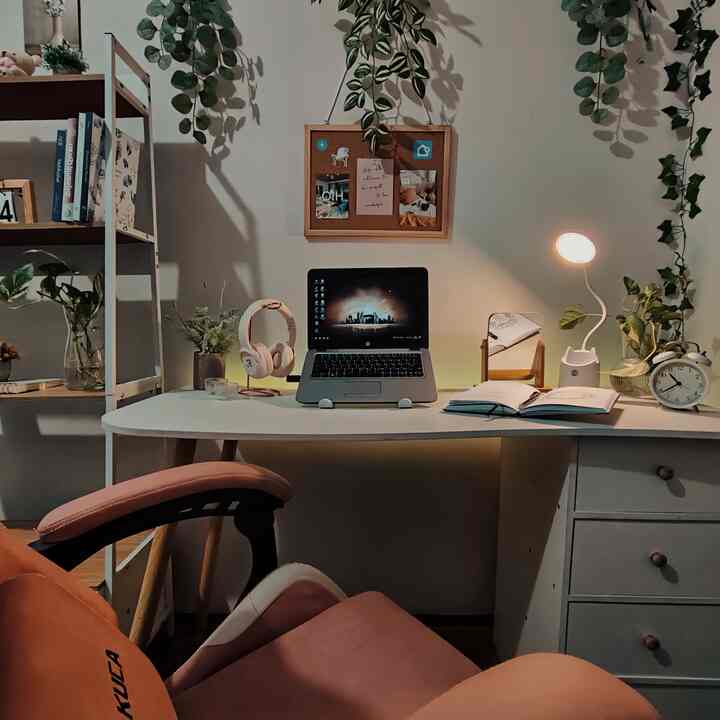 Kalo kata gen Z di platform sosmed hits sebelah katanya gambaran foto kayak gini disebut Aura Magrib. Entah siapa yang pertama kali menciptakan sebutan itu. Padahal aura magrib itu eksotis & aesthetic ya gaksi? vibesnya warm warm gimana gitu 🤭
Btw di meja kerja ku masih pake lampu aoki yang budget friendly. Pengen ganti lho tapi masih galau pilah pilih yang manaaaa 😌 Mungkin perlu scrol scrol lebih dalam lagi di apk Ohouse ini sampe nemu refrensi lighting yg pas ✨

#HomeLighting #DeskLighting #InspirasiLampu #LampuRumah #LampuMeja #Lowbudget #minimalis 