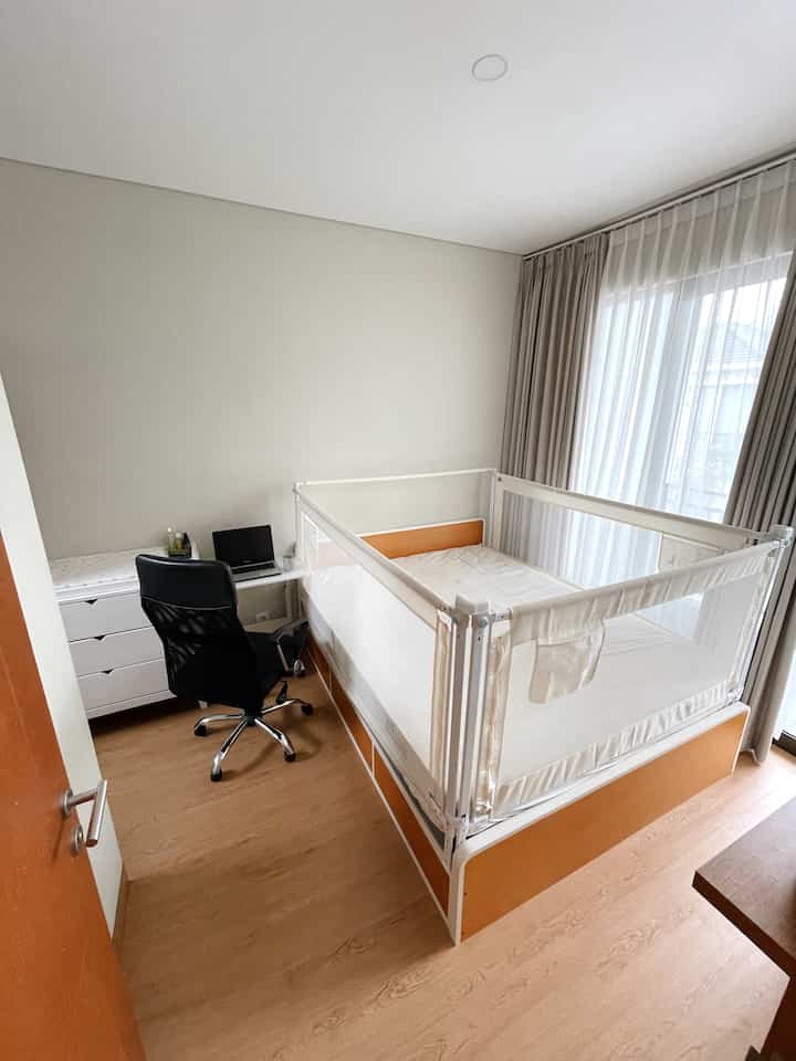 Dari dulu pengen banget punya kamar tidur kayak di hotel-hotel, makanya aku tata seminimalis mungkin dengan color palette yang sederhana dan warm kayak gini. Tapi walau begitu, karena ruangannya minimalis, jadi harus pintar pintar pilih desain furniturenya, kayak dipan multifungsi, drawer yang bisa jadi alas ganti popok anak, atau meja adjustable ini. Btw ada kamar mandi dalam di kamar tidur utama ini. Menurutku dengan adanya kamar mandi ini, jadi lebih efisien dan nyaman juga. #bedroomstyling #bedroomdecor #makeoverkamartidur #japandi #depok #renovasikamar #desainkamartidur