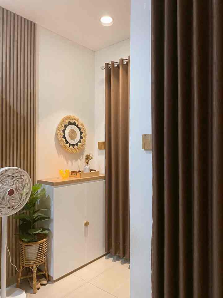 Di area pintu masuk atau area yang aku sebut mini foyer ini aku pakai down light yang sekaligus berfungsi sebagai accent lighting. Alasan pemilihan jenis lighting ini karena di area ini aku memasang beberapa pajangan yang ingin aku tonjolkan, agar menciptakan kesan dramatis dan menambah sisi artistik di area ini.

#HomeLighting
#InspirasiLampu
#LampuRumah
#DownLight
#AccentLighting