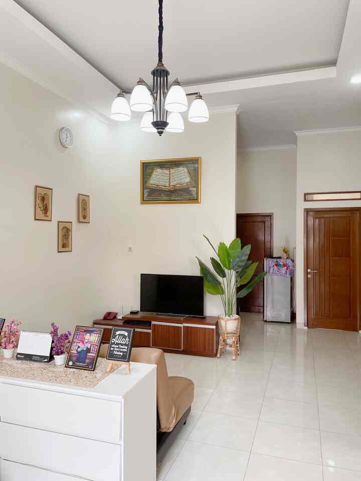 Di rumah ini tidak ada lampu lain selain penerangan dari atas. Dengan 6 lampu gantung dan 4 lampu di ujung-ujung sudah cukup terang.

Ruangan simpel dan minimalis yang ingin kami ciptakan di ruang tamu dan ruang keluarga ini.

#homelighting #inspirasilampu #lampurumah #minimalis #homedekorbekasi