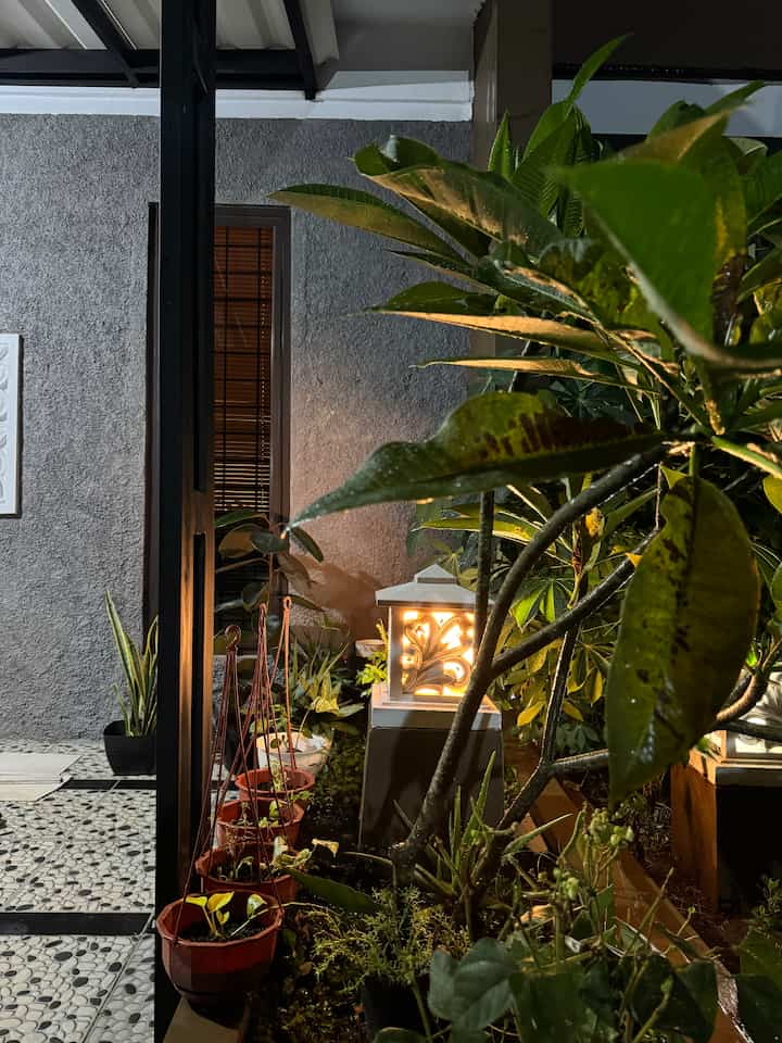 Taman rumah kami, dipilih warna lampu mengarah ke warna kuning untuk mencipatkan suasana yang hangat dan homey.

Menciptakan pencahayaan dirumah, tidak hanya tentang estetika namun perlu mempertimbangkan fungsional.

Seperti pada kamar kami, kami memiliki humidifier yang selain daripada estetika ruangan bisa menjadi lampu tidur dengan warna warm white secara fungsi bisa sekaligus digunakan menjadi Humidifier✨💡

#homelighting #inspirasilampu #lampurumah #minimalis #homedekordepok

