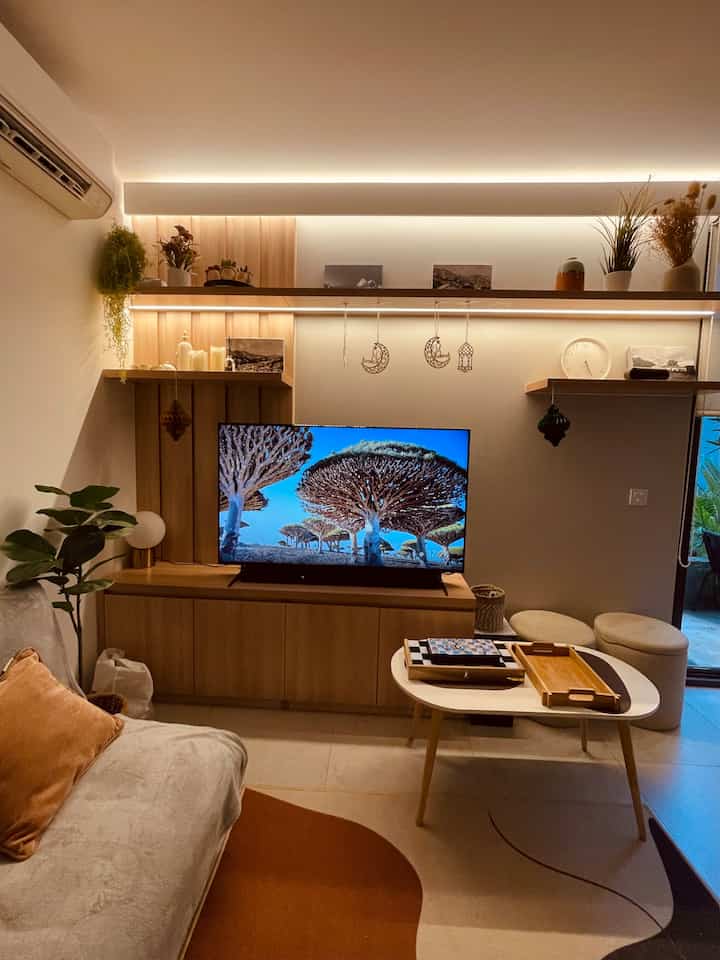 Tipe lampu yang ditaruh dirumah ini adalah warm, jadi diharapkan kesan kekeluargaan dan hangat ada dirumah ini. Kami jarang memasang lampu di atas plafon, karena menurut kami cahaya temaram sudah cukup didapatkan dari lampu meja dan lampu led (mood lighting) di sudut2 tembok serta di salah satu sudut ruangan. #homelighting #inspirasilampu #lampurumah