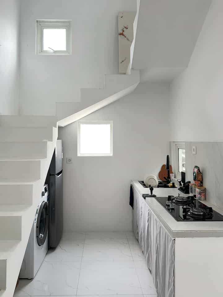 DREAM KITCHEN
-
Layout kitchen Angka House berada dibawah tangga , dengan penataan segaris kurang lebih lebar 150cm denagn tinggi disesuaikan postur badan penghuni 80cm ( agar mencuci piring bisa secara maximal tidak membungkuk ataupun posisi yg kurang pewe ) , untuk material yg digunakan untuk toptable pakai granit berukuran 60x60 agar mudah dibersihkan dan hemat budget selain itu tampilannya senada dengan warna rumah. Layout seperti ini sangat mempermudah penghuni untuk beraktifitas didapur karena belakangnya ada mesin cuci dan kulkas untuk membagi pekerjaan rumah


#MyDreamKitchen #IdeDekorDapur #DapurEstetik #kitchen #kitchenroom #minimalist #monochrome #aesthetic #smallkitchen #angkahouse 