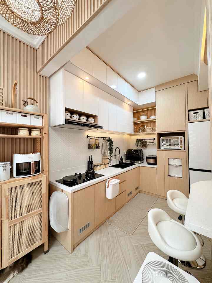 Hai.. Area dapur ini menyatu dengan ruang keluarga, disebelah kiri terdapat area laundry yang memiliki atap kanopi kaca yang bisa di buka tutup sehingga pertukaran udara terjadi dengan sangat baik dan memberi efek terang pada dapur.

Untuk kitchen set nya kita buat custom full sampai ke plafon agar memaksimalkan space sekaligus sebagai penyimpanan barang (mini gudang) Setiap kabinetnya diupayakan dengan maksimal agar tidak cuma estetika yang diperhatikan melainkan yg paling penting adalah dari segi fungsi haruslah maksimal.

Tone white and wood masih mendominasi karena kita suka sekali kombinasi warna ini yg memberi kesan clean dan simple serta timeless. Area lantai menggunakan granit dengan sistem susun herringbone. Material dapur ini sama dengan material table island yang di alih fungsikan sebagai meja makan, kami tambahkan kursi bar agar memberi kesan modern dan lebih comfy saat menanti hidangan disajikan.

#mydreamkitchen #idedekordapur #dapurestetik #dapursatukamar #dapurwhiteandwood #idedapurcantik