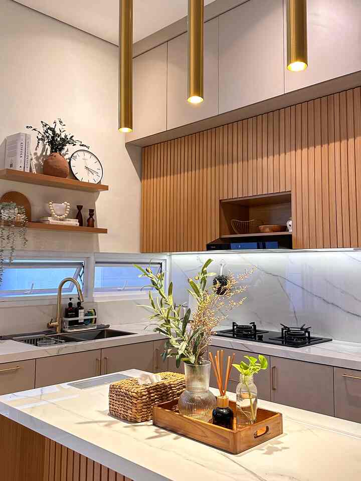 Let’s talk about ✨lighting✨

Di rumah ini, ada 2 ruangan dengan ambience lighting yang paling aku suka: 1) Kitchen & Dining room 2) Home office room 😁

Untuk menciptakan ambience dan mood yang relaxing di ke-2 ruangan ini, ada beberapa tipe penerangan yg aku gunakan:
Kitchen & Dining:
1/ Tube light di atas kitchen island
2/ Pendant lamp di atas meja makan
3/ LED strip di kitchen cabinet
4/ Track lamp yg di arahkan ke kitchen set dan juga ambalan dekorasi

Home office:
1/ Table lamp pada meja kerja
2/ Scented candle

Di semua jenis lampu di atas, aku memilih warna warm white untuk memberikan kesan hangat dan homey 🥰

#HomeLighting #InspirasiLampu #LampuRumah #InspirasiRumah #ModernMinimalist #RumahMinimalis