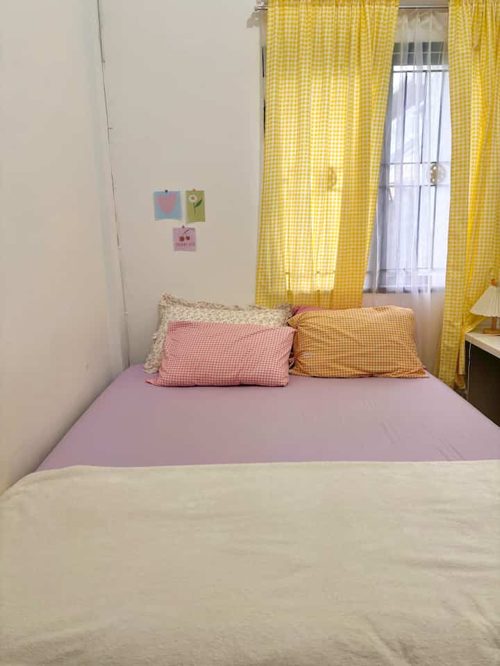 Tempat tidur pastel 💜💛🩷
Saat ini kamar tidur aku didekor warna-warni. Ya ini dekorasi pelampiasan karena sewaktu kecil nggak bisa ngedekor kamar selucu ini ❤️‍🩹

#BedroomStyling
#BedroomDecor
#MakeoverKamarTidur
#KamarTidurPastel