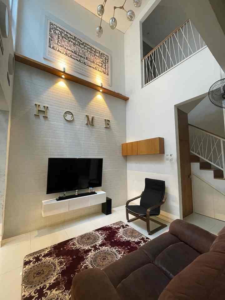 Living Room ini mengambil konsep high ceiling sehingga membuat ruangan terasa luas dan pencahayaan nya tidak perlu menghidupkan lampu di siang hari serta sirkulasi udara pun terjaga mengingat hunian ini ada di lahan terbatas


#LivingRoomStyling
#dekorlivingroom
#livingroommakeover