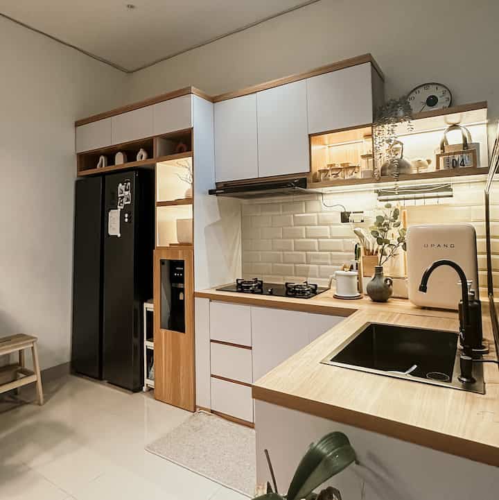 Dream Kitchen versi casaaksadaru. 
Dapur impian kami adalah dapur yang nyaman, tidak terlalu banyak barang, estetik dan fungsional. Alhamdulillah setelah melalui banyak proses akhirnya tercapai. Walaupun ada sedikit kekecewaan sih waktu pembuatan kitchen set ini karena ketemu sama vendor yang begitulah kurang oke. Tapi its okay, pelan2 ikhlas dan yaudah bersyukur. 

Hal-hal paling menyenangkan ketika melengkapi dapur adalah beli peralatan lucu lucu dan estetik jadi bisa bikin kita happy juga. Misal beli teko yang lucu, tempat bumbu yg eye catching, yg serasi gitu. 

Untuk ke depan semoga bisa upgrade lagi yaa bun dapurnyaa hehe. Seperti apakah nanti? Doain yaa bisa upgrade dan tetap bisa memberikan inspirasi. Salam casaaksadaru✨👋🏻

#MyDreamKitchen
#IdeDekorDapur
#DapurEstetik
#casaaksadaru