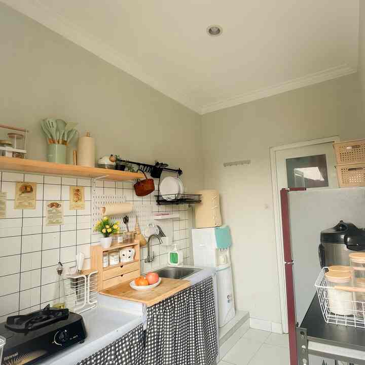 Welcome again di dapur syll.home lagi🤭jadi hari ini aku menata ulang sedikit dapur ini untuk mengganti suasana agar kalo masak didapur ini tidak terlalu jenuh dengan nuansa yang itu itu saja. Aku merapikan beberapa perintilan dan menyimpan barang yang tidak terlalu pakai, alhasil yang aku tampilkan di dapur ini hanya beberapa barang yang memang sering aku gunakan saja. Sebenarnya, kalo dipikir pikir siapa juga yang ga pengen punya dapur impian sesuai yang diinginkan, ya memang untuk meletakkan beberapa barang aku masih mengandalkan kolong dapur yang masih aku akali dengan gorden dan ambalan yang menempel di dinding, sampai nanti akhirnya aku bisa pindah kerumah yang baru dengan dapur yang sudah memiliki kitchen set. Tapi untuk saat ini, aku hanya bisa mengakali keestetikan dan fungsional ruangan mungil ini untuk jadi dapur yang tetap memberikan kesan estetik namun juga masih ada nilai fungsionalitasnya. 
Fyi, cara aku mendapatkan inspirasi styling dapur ini ya dari beberapa sumber seperti instagram, tiktok, atau bahkan yang sering aku kunjungi juga aplikasi O!House ini sendiri. Sampe bingung sakinh banyak nya nemu inspirasi dekorasi rumah mau make styling yang mana🤭

#MyDreamKitchen
#IdeDekorDapur
#DapurEstetik
#syllhome
#DapurMinimalis