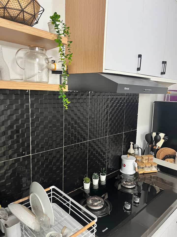 Haaaii mampir lagi ke dapur segari denty.house yuk🤗

afternya setelah beberapa kali pindah posisi karna untuk space yang di punya minim bangeet, jdi aku akalinnya dgn sedikit barang agar tetap terlihat luas namun terlihat manis dgn sentuhan tanaman palsu..

tema dapur ini lebih cenderung ke monochrome, dgn tujuan agar debu yg menempel ga terlihat tpi malah kliatan klo backsplash hitam😆

untuk budgeting dapur denty.house cari referensi yg bagus dan murah dgn custome ke perorangan dalam buat kabinet kitchen set, selain sesuai keinginan warna serta pastikel lainnya bisa di sesuaikan dgn ukuran yg sudah ada.. cara styling dapurku seperti ini, kalau kamu?

#MyDreamKitchen #IdeDekorDapur #DapurEstetik #Dapursegaris #DapurMonochrome 