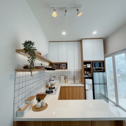 Dapur impian @rumahghanefa ituu...
Yang easy maintenance, fungsional, namun tetap estetik. 
karena kami adalah pasangan yang menghemat tenaga (aka: malas 😆) kami harus mengupayakan ruangan yang paling sering digunakan ini bisa dengan mudah dibersihkan dan dirapikan, bisa mencukupi kebutuhan ruang penyimpanan agar semua barang punya rumahnya, dan tetap enak dipandang. Jadii kami punya beberapa tips: 
1. Maksimalkan kabinet atas sampai plafon
Selain menyediakan banyak ruangan penyimpanan, upaya pembersihan juga jadi lebih mudah karena kami tidak harus membersihkan permukaan atas kabinet yang langsung bersentuhan dengan plafon. Kami cukup membersihkan sisi depan saja. 
2. Pakai backsplash glossy 
Membersihkannya hanya tinggal dilap-lap saja, tidak butuh tenaga besar dan waktu yang banyak. Usahakan selalu bersihkan pasca kegiatan masak memasak. 
3. Desain yang timeless
White n wood never failed. Pokoknya pakai tema warna ini akan langgeng sampai bertahun-tahun kedepan. 
Di slide-slide selanjutnya ada desain awal dari vendor kitchensetnya, menurut tetangga online hasil akhirnya mirip ga siih? Komen yuuk 🫶🏼
 #MyDreamKitchen
#IdeDekorDapur
#DapurEstetik
#dapurjapandi 
#japandikitchen
#beforeafterdapur 
#japandikitchen