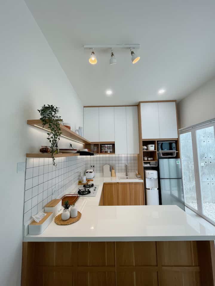 Dapur impian @rumahghanefa ituu...

Yang easy maintenance, fungsional, namun tetap estetik. 

karena kami adalah pasangan yang menghemat tenaga (aka: malas 😆) kami harus mengupayakan ruangan yang paling sering digunakan ini bisa dengan mudah dibersihkan dan dirapikan, bisa mencukupi kebutuhan ruang penyimpanan agar semua barang punya rumahnya, dan tetap enak dipandang. Jadii kami punya beberapa tips: 

1. Maksimalkan kabinet atas sampai plafon
Selain menyediakan banyak ruangan penyimpanan, upaya pembersihan juga jadi lebih mudah karena kami tidak harus membersihkan permukaan atas kabinet yang langsung bersentuhan dengan plafon. Kami cukup membersihkan sisi depan saja. 

2. Pakai backsplash glossy 
Membersihkannya hanya tinggal dilap-lap saja, tidak butuh tenaga besar dan waktu yang banyak. Usahakan selalu bersihkan pasca kegiatan masak memasak. 

3. Desain yang timeless
White n wood never failed. Pokoknya pakai tema warna ini akan langgeng sampai bertahun-tahun kedepan. 

Di slide-slide selanjutnya ada desain awal dari vendor kitchensetnya, menurut tetangga online hasil akhirnya mirip ga siih? Komen yuuk 🫶🏼

 #MyDreamKitchen
#IdeDekorDapur
#DapurEstetik
#dapurjapandi 
#japandikitchen
#beforeafterdapur 
#japandikitchen