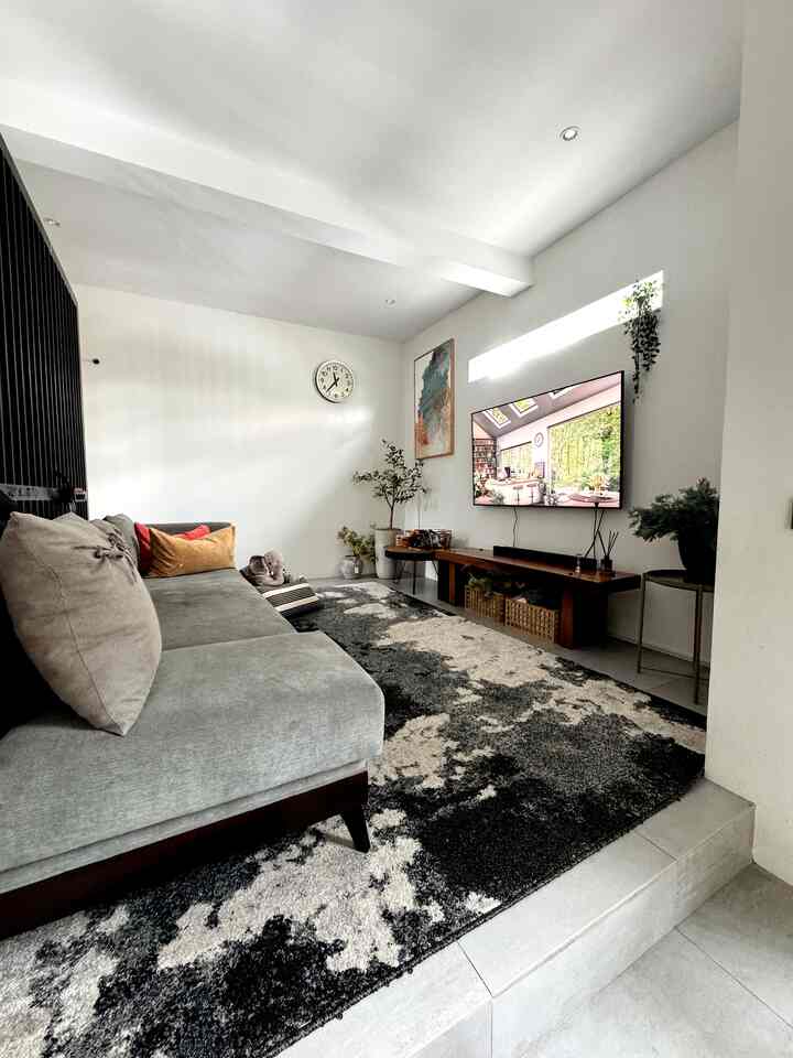 Tempat berkumpul nonton TV 
Jadi diwajibkan ada meja khusus simpan snack, karena pasti sambil nonton tv, sambil ngemil 

Dan wajib juga untuk simpan bantal banyak2 biar empyuk dan nyaman, plus karpet tebel juga yaa

#bumitimi # livingroomstyling #dekorlivingroom #livingroommakeover 