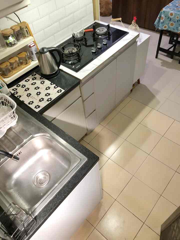 Dapur bawaan saat membeli rumah ini memang challenging. Terbatas banget spacenya. 4L - lu lagi lu lagi. Banyak pertimbangan, saya putuskan, keep it as it is, dipercantik saja.

Rajin cari referensi dapur kecil, semangat hunting dan kutak kutak gambar supaya ukurannya pas.

Kitchen set dan built-in storage saya design sendiri, custom dengan kondisi. Mau beli ina inu, nggak ada spacenya 🤭 jadi super hati hati memilih. ukur semua dimensi barang supaya bisa fit in di storage yang super terbatas.

Semangat ya, wahai pemilik dapur kecil 😂 Tapi printilan dapur ku ini, ‘hasil’ bergabung dengan O!house lho!

#MyDreamKitchen #IdeDekorDapur #DapurEstetik #decorlowbudget #SmallKitchen #cozyhome