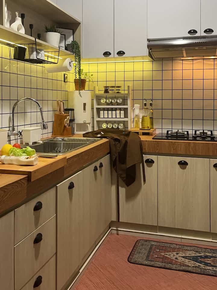 
Dapur sederhana yang di lengkapi dengan dekorasi simple serta fungsional dan juga low budget berupa pritilan tempat pisau, botol minyak goreng, rak bumbu, pastry board talenan.

Dekorasi hiasan macam tanaman palsu, vase bunga, frame serta tempat lilin kami tambahkan untuk memperbagus area kitchen ini. 

#MyDreamKitchen
#IdeDecorDapur
#DapurEstetik
#Decorlowbudget
#Midcenturymodern
#Tangsel
