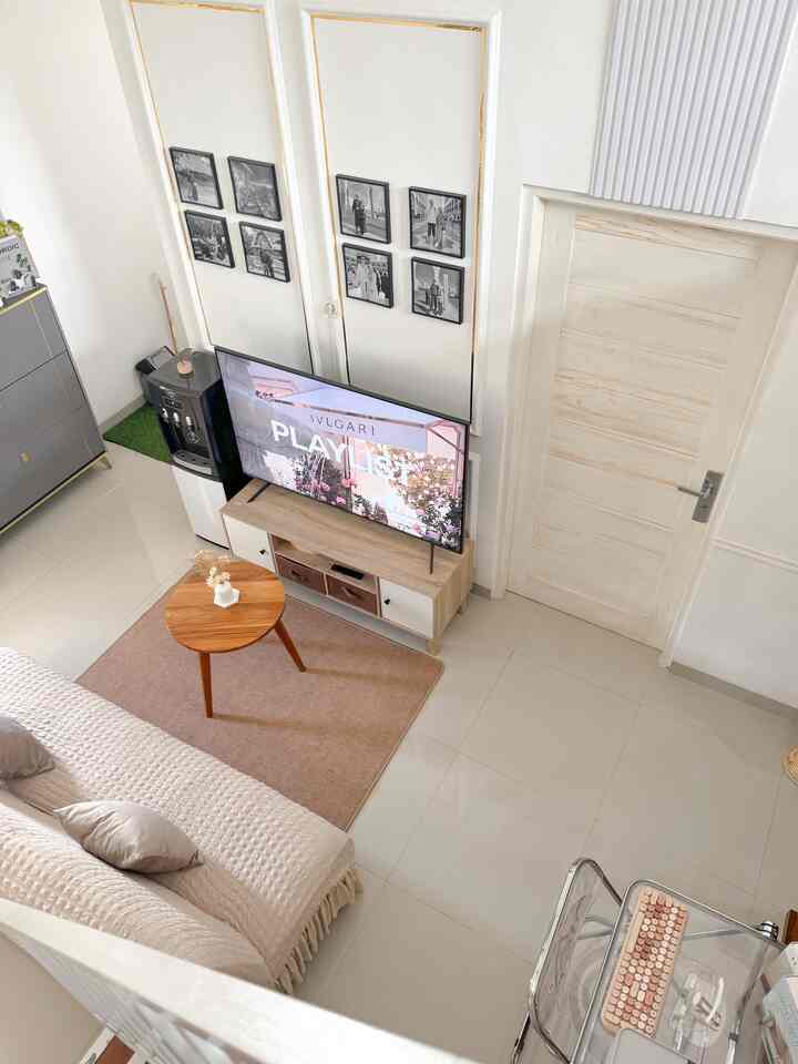 Minimalist Living Room✨

Dekorasi pada living room ku ini dominan dengan warna kayu & white, dan ambience yang ingin ku ciptakan adalah warm, dalam memberikan kesan hangat, kami sengaja mendekor dengan menggunakan sofa dan karpet di depan tv, supaya kehangatan itu bisa muncul di ruang ini dengan berkumpul bersama keluarga sambil menonton tv 🤎🤍

Di dalam mendekor dinding di living room ini kami menggunakan wallpanel dan wallmoulding di ruangan ini, yang memberikan kesan aesthetic ☺️

#livingroomstyling
#dekorlivingroom
#livingroommakeover
#InspirasiRuangTv
#RumahMinimalis
