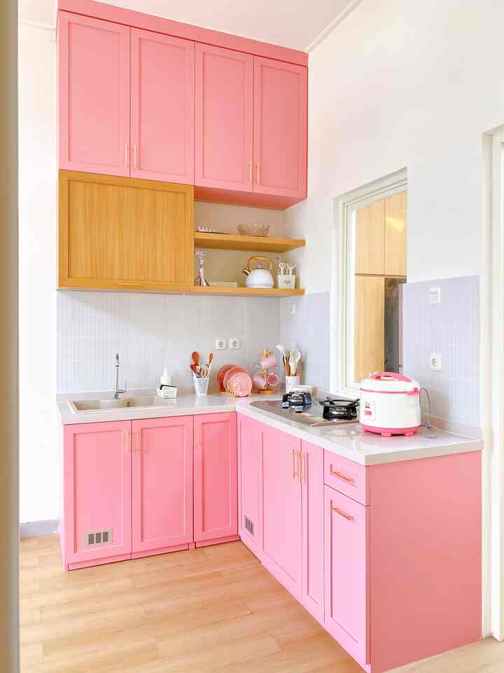 Ini Dream Kitchen versiku, warna pink dengan campuran kayu yang bikin tampilan cute dan hangat bersamaan. Lumayan banyak inspirasi waktu bangun dapur ini, aku kumpulkan dan kasih ke kontraktor. Soal budget? Aku kumpulkan bonus dari kantor tiap tahun sampai dapur ini terwujud 🤣

Tapi alhamdulillah, worth banget. Semua perintilan dapur juga berwarna pink senada 💕💕💕

#mydreamkitchen #IdeDekorDapur #DapurEstetik #Dapurpink #dapurmodern #dapur #DapurKayu 