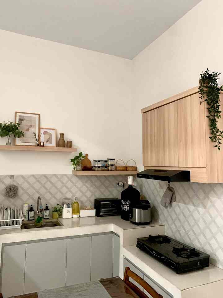 Kitchen simpel minimalis ✨

Meja dapur berbentuk L bawaan developer. Kitchen set aku desain sendiri sesimpel mungkin dengan low budget. Aku menginginkan kitchen set yang tidak terlihat "penuh" namun tetap mengoptimalkan space yang ada sesuai kebutuhanku. Kabinet atas berwarna natural wood untuk menyimpan bahan makanan, sedangkan kabinet bawah berwarna light grey untuk menyimpan alat makan dan peralatan masak. Untuk perlengkapan dapur aku pilih warna netral supaya sepadan.

#MyDreamKitchen #IdeDekorDapur #DapurEstetik #kitchensetlowbudget #dapurminimalis #homedecor
#kitchenstyling