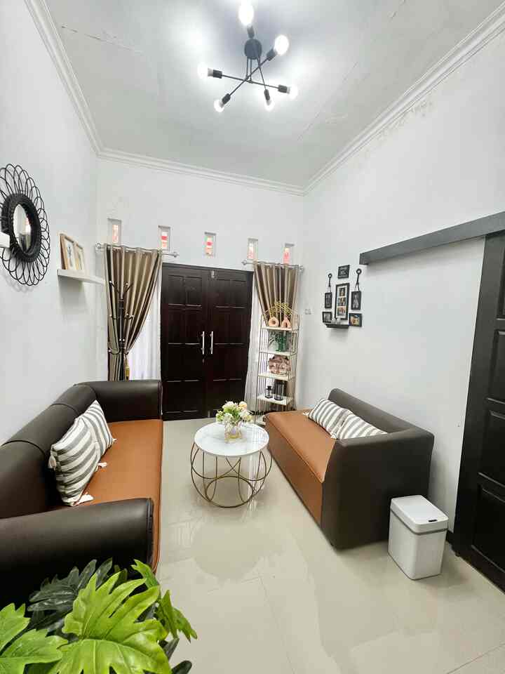 Tuang tamu ini berukuran 2,8x 3,5 mter
Seperti biasa, pengisian furniture di ruang tamu ku pun secara bertahap. Dimulai dari shofa, meja, kemudian rak, baru pajangan-pajangan lainnya.

Untuk pembelian furniture yg ada disini, lebih banyak beli di Online shop, kecuali shofanya😇
Dan tidak ada tema khusus untuk ruang tamu ku ini, hanya saja kalau merasa bagus dan cocok ditsruh diruang tamu, ya aku langsung beli saja 😃

Semoga bisa menjadi inspirasi buat teman-teman yang sedang / akan mendekor ruang tamu ya❤️

#livingroomstyling #decorlivingroom #livingroommakeover #dekorasiruangtamu
