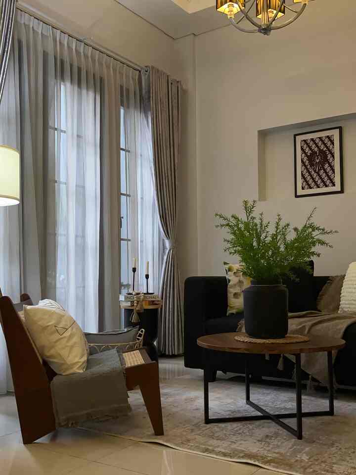 LIVING ROOM MID-CENTURY MODERN ✨

Sofa modern berukuran 160x70x90cm berkolaborasi dengan kursi jati rotan serta 
meja kayu jati bergaya retro yang sengaja kami pilih sebagai dekorasi living room.

Dan penambahan standing lamp, meja sudut, keranjang rotan, karpet 195x145cm serta tanaman artificial sebagai supporting agar living room ini lebih hangat dan nyaman.




#livingroomstyling
#dekorlivingroom
#livingroommakeover
#midcenturymodern
#decorlowbudget
#tangsel