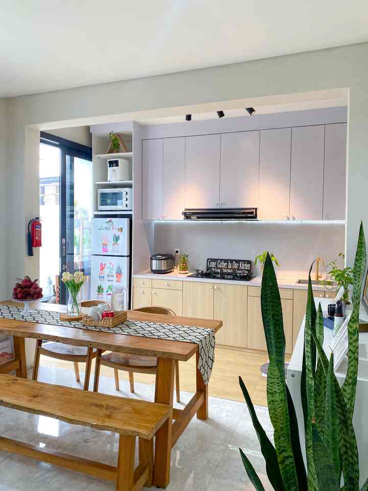 Keinginan menciptakan dapur impian / dream kitchen 
(Salah satu wishlist ku pertama kali pindah adalah memiliki dapur)

Keinginan memiliki dapur pertama sekali di utarakan kepada suami saat ingin membeli rumah ini , dan bersyukur sekali di berikan rezeki untuk mewujudkan salah satu keinginan itu.

Meskipun dapur mungil segaris ini untuk saat ini sudah sangat memenuhi kebutuhan kami sekeluarga

Karna kami menerapkan konsep open plan , semua perlengkapan dapur kami simpan di dalam kabinet, itu adalah cara kami agar ruangan / dapur terlihat tidah penuh barang

Area dapur rumah bawaan developer sudah kami pindah ke area paling belakang rumah , sepeti yang bisa di lihat di setiap slide foto terlampir

Semoga semua yang kami terapkan bisa dapat menginspirasi 

#mydreamkitchen
#idedekordapur
#dapurestetik 
#segehouse