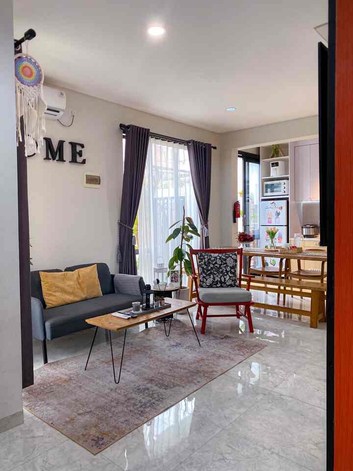 Ruang Tamu 
(Berawal dari cerita manis)

Ini adalah area living room kami , karna pengunaan konsep open plan jadi semua ruangan berapa di satu area.

Area ini lebih sering kami gunakan untuk menonton tv bersama , karna cakupan ruangan nya menyatu dengan area dapur dan meja makan , jadi kegiatan yang kami lakukan dapat terpantau 

Untuk saat ini kami area living room seperti ini , dan ada rencana dalam waktu dekat kami ingin membuat nya lebih nyaman lagi. 

Memasuki 6 bulan berkajalan kami menempati rumah ini sekaligus mengisi nya , menurut kami semua sudah dalam proses pembicaraan dan sesuai badget yang kami miliki, semoga kedepan nya setiap sudut ruangan kami bisa tertata lebih baik lagi sehingga dapat memberikan mamfaat dan inspirasi bagi yang lain.

#livingroomstyling
#dekorlivingroom
#livingroommakeover
#segehouse