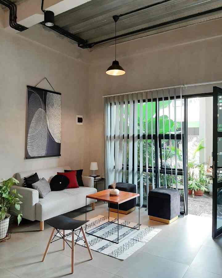 Yang bagus di rumah orang belum tentu cocok di rumah kita, jdi menurutku klo mendekor rumah jangan terlalu ikut2an orang atau trend tapi coba ciptakan style terbaik rumah versimu sendiri

aku tim dekor minimalis yg ga banyak barang & perintilan selain lebih mudah beberesnya ga banyak yg perlu di lap/dibersihkan, rumah keliatan lebih lapang & juga jdi lebih hemat ga konsumtif 


#livingroomstyling #dekorlivingroom #livingroommakeover #interiormodern #interiorrumah #ruangtamu #dekorasiruangtamu 